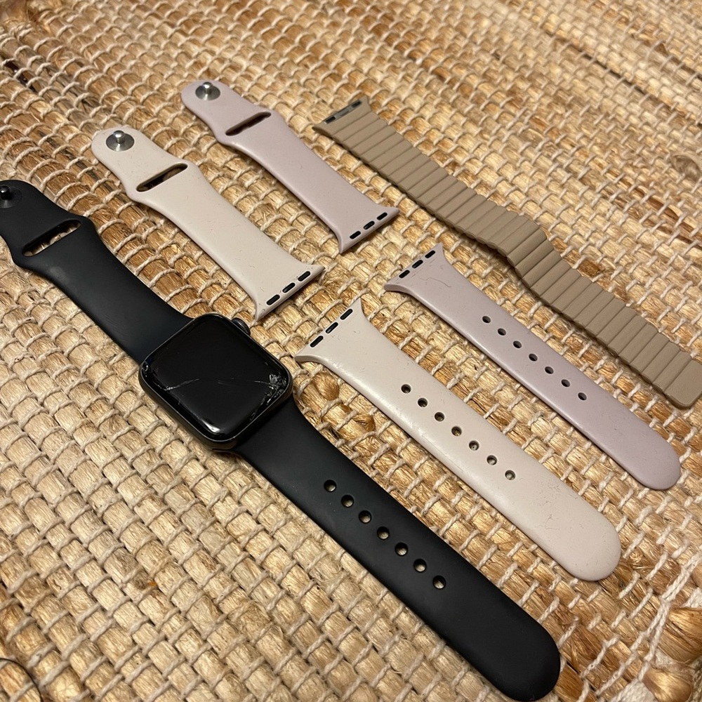 Series 4, 40 mm Apple Watch in Black with Black Sports Strap